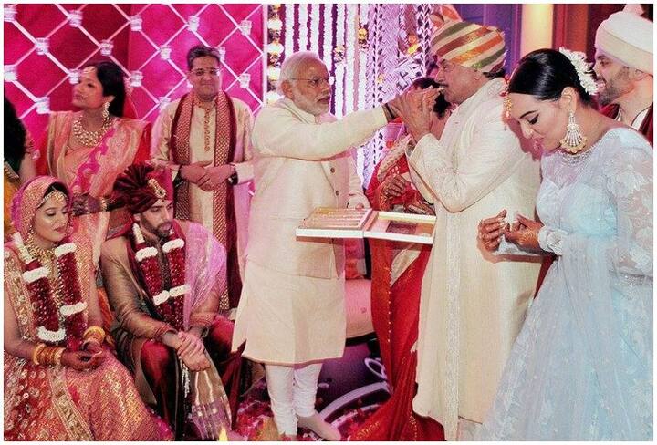 कुश सिन्हा: बॉलीवुड के दिग्गज अभिनेता शत्रुघ्न सिन्हा के बेटे कुश की शादी में पीएम मोदी जोड़े को आशीर्वाद देने पहुंचे थे. शादी 2015 में हुई थी. सामने आई तस्वीरों में पीएम मोदी अपने हाथों से मिठाईयां खिलाते दिखाई दिए थे.