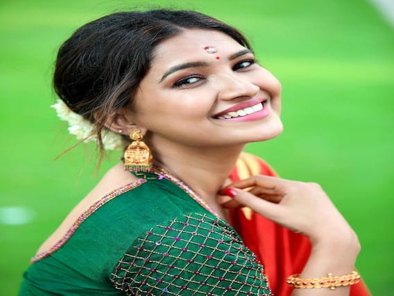 கொல்லுறாளே தவுசன் வாட்ஸ்சு கண்ணால - வாணி போஜன் கொல்லுறாளே தவுசன் வாட்ஸ்சு கண்ணால - வாணி போஜன்