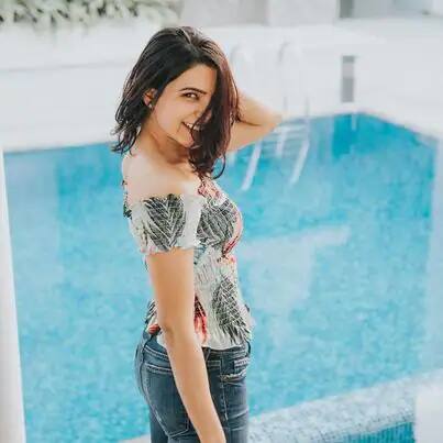 समंथा सोशल मीडियावर नेहमीच अॅक्टिव्ह असते. तसेच ती नेहमीच आपले ग्लॅमरस फोटो चाहत्यांसोबत शेअर करत असते. फोटोंमध्ये तुम्ही समंथासा तिच्या घरातील स्विमिंग पूलजवळ मस्ती करताना तसेच योगा करताना पाहू शकता. (Photo Credit : @samantharuthprabhuoffl/Instagram)