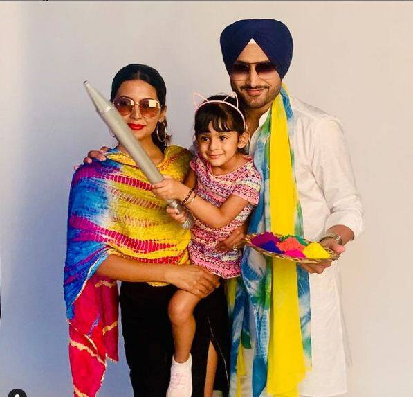 हरभजन सिंह और गीता बसरा की लव स्टोरी तो सबको याद ही है कि आखिर गीता को मनाने के लिए हरभजन को कितनी मशक्कत करनी पड़ी थी. गीता ने 'द ट्रेन' में एक्टिंग से सबको अपना दीवाना बना दिया था. अब उन्होंने एक्टिंग करियर त्याग दिया है.