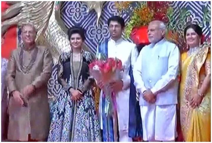 आविष्कार सिंघवी: इतना ही नहीं विपक्षी पार्टी कांग्रेस नेता अभिषेक मनु सिंघवी के बेटे आविष्कार सिंघवी की शादी में भी नरेंद्र मोदी बतौर मेहमान शामिल हुए थे. ये शादी 2015 में दिल्ली में ही हुई थी.