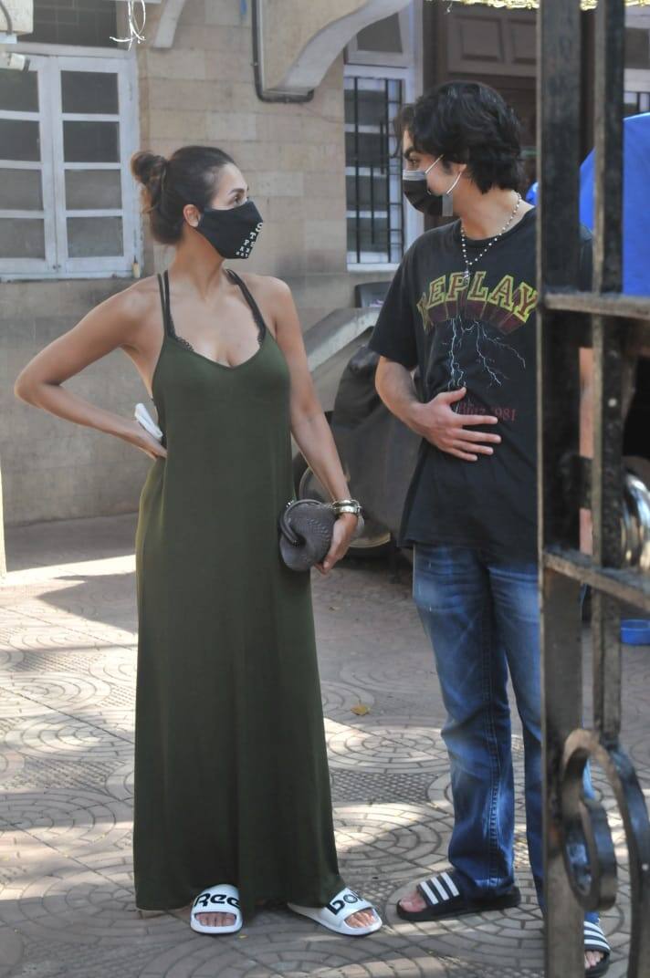 Malaika has been recently spotted with her son Arhaan Khan in Mumbai. The mother-son duo can be seen slaying the Sunday look as they step out in the city. (Image courtesy – Manav Manglani)