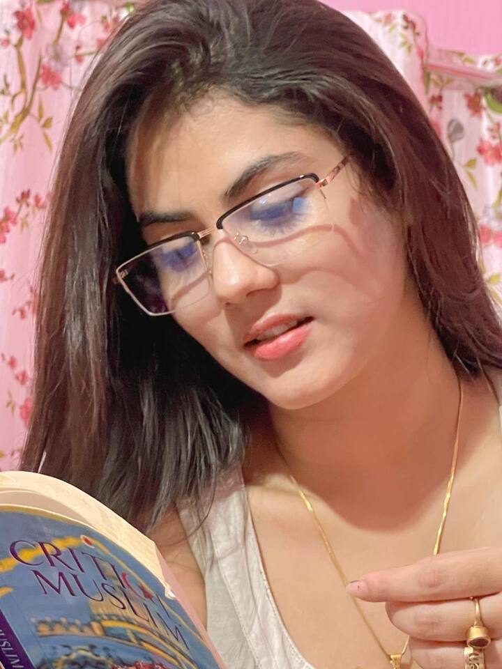এখানেই শেষ হয়নি সমস্যার। ঋত্বিকা আরও বলেন, ‘আমি বয়সের থেকে বড় চরিত্রে অভিনয় করতাম। বডি শেমিং শুনেছি অনেক সেটা নিয়ে। রুপোলি পর্দায় প্রেমিকার চরিত্রে আমি অভিনয় করছি এটা আমার স্কুলের কেউ ভালোভাবে মেনে নিতে পারেনি। আমায় স্কুল থেকে ডেকে বলা হল, অভিনয় ও পড়াশোনা এই দুয়ের মধ্যে যে কোনও একটাকে বেছে নিতে। কারণ আমি নাকি স্কুলের পরিবেশ নষ্ট করছিলাম। এমন মন্তব্যও শুনেছি যে অভিনেত্রীদের পড়াশোনা করার প্রয়োজন পড়ে না। অষ্টম শ্রেণীতে আমি বাধ্য হলাম স্কুল ছেড়ে দিতে।‘