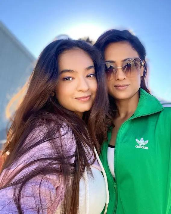 इन तस्वीरों में अनुष्का सेन और श्वेता तिवारी के चेहरे पर खुशी और एक्साइटमेंट देखा जा सकता है. अनुष्का, श्वेता को बड़ी बहना मानती हैं और उन्हें दीदी बुलाती हैं.