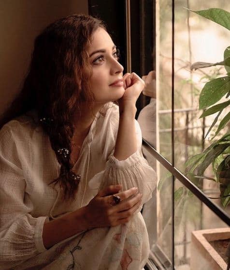 दीया मिर्जा शुरू से ही ईको-फ्रेंडली चीजें इस्तेमाल करने की वकालत करती आई हैं. उनके घर का फ्लोर भी वुडन का है जो बिल्कुल ऐसा ही फील भी देता है.