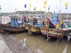 रायगडच्या पश्चिम समुद्रकिनाऱ्यांवर दोन दिवसांत आढळलेले आठ मृतदेह बार्जमधील बेपत्ता व्यक्तींचे असल्याचा अंदाज