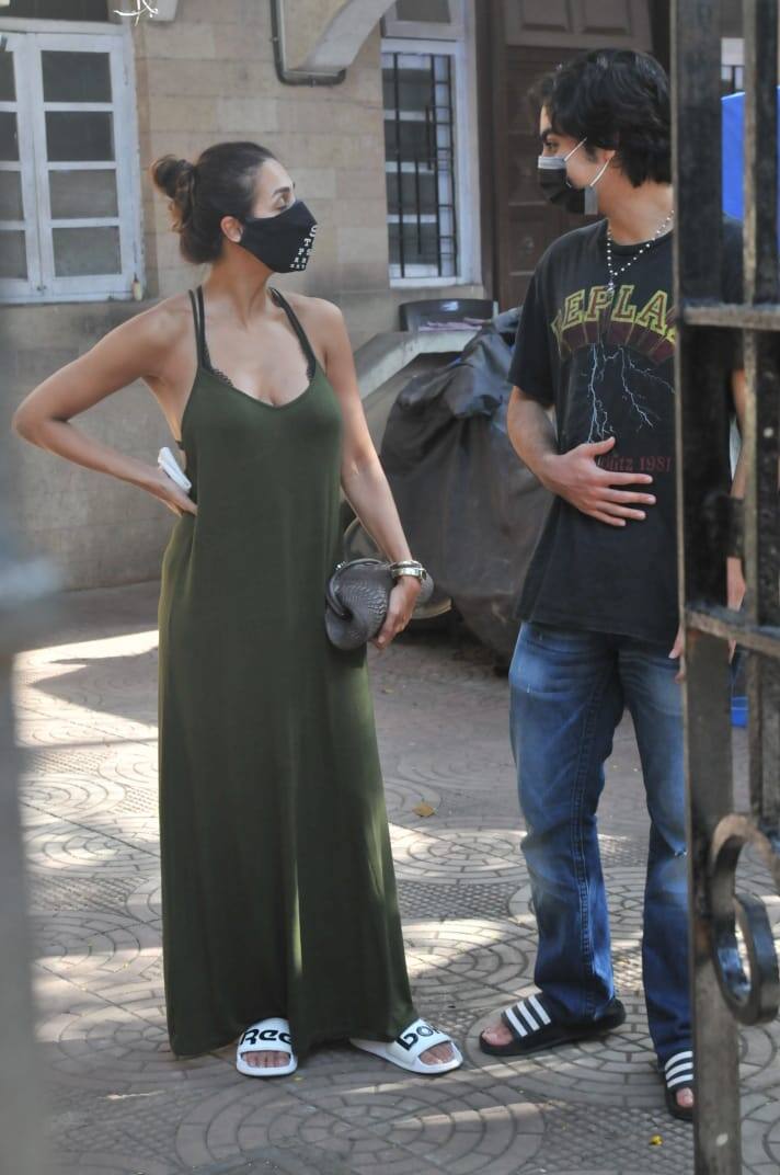 काफी समय के बाद मलाइका घर से बाहर बन-ठन कर निकली हैं. इससे पहले उन्हें मॉर्निंग वॉक पर रोजाना स्पॉट किया जाता रहा है.