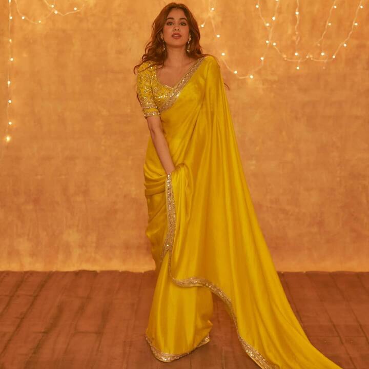 जाह्नवी कपूर अपने एथनिक लुक से इंटरनेट पर आग लगाने में कामयाब रहीं. उन्होंने मनीष मल्होत्रा की पीले रंग की साटन रेशम की साड़ी का चुनाव किया. इस साड़ी में जाह्नवी सूरज की एक खूबसूरत किरण की तरह लग रही थी. उन्होंने इस साड़ी को सिंपल गोल्ड पर्ल ड्रॉप इयररिंग्स के साथ एक्सेसराइज किया.