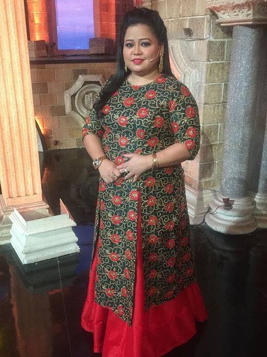 कॉमेडी की दुनिया में आज भारती का बड़ा नाम है. टीवी शो को होस्ट करना हो या फिर किसी कॉमेडी शो का हिस्सा बनाना हो सबकी पसंद भारती ही है. लेकिन भारती को ये यूं ही नहीं मिला बल्कि सब पाने के लिए काफी मेहनत करनी पड़ी थी. (फोटो - सोशल मीडिया)