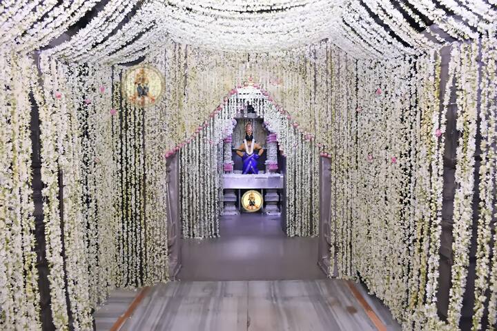 मोगऱ्याच्या सुगंधी फुलांचे पडदे आणि मंडप चौखंबीमध्ये केला असून मोगरा आणि गुलाबाची आकर्षक रंगसंगती वापरून विठ्ठल रुक्मिणी गाभाराही सजविला आहे.