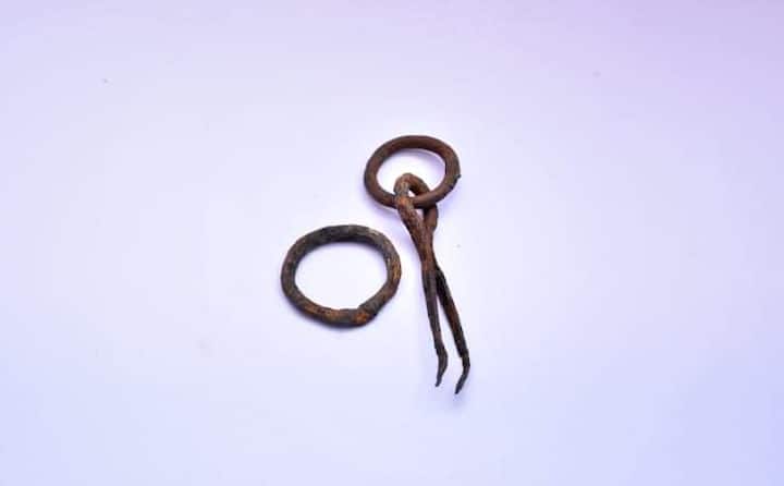 राजगड किल्ल्यावर साफ सफाईचे काम सुरू असताना काही पुरातन नाणी, तोफेचे गोळे, तलवारीचे पाते, देवीच्या लहान मुर्ती आणि लोखंडी अडकित्ता सापडलाय.