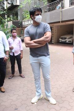 Sonu Sood: বাড়ির নিচে সাহায্যপ্রার্থীদের ভিড়, নিজে এসে সমস্যার কথা শুনলেন সোনু