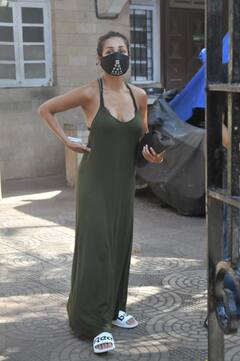 बैकलेस मैक्सी ड्रेस पहन बेटे के साथ मम्मी के घर पहुंचीं Malaika Arora, लुक के कारण फिर आई चर्चा में