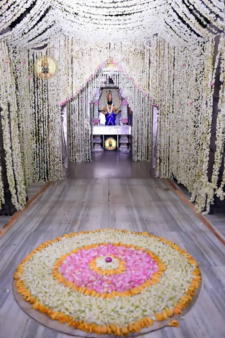 आज वैशाख शुद्ध एकादशी अर्थात मोहिनी एकादशी निमित्त पंढरपूरच्या विठ्ठल मंदिरास आकर्षक फुलांची सजावट करण्यात आली आहे.