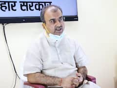 बिहारः मंगल पांडेय का RJD पर तंज, कहा- जहां पहले लालटेन जलते थे आज वहां डॉक्टर और नर्स काम कर रहे