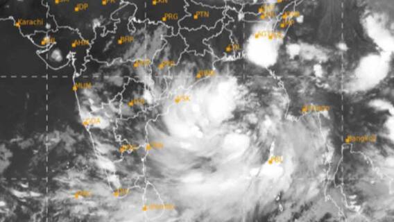 ৭ টায় বাংলা (১): বুধবার সন্ধেয় উপকূলে আছড়ে পড়তে পারে ঘূর্ণিঝড় ‘ইয়াস’, সতর্কতায় বাতিল ৪১টি ট্রেন