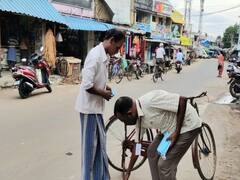 மயிலாடுதுறையில் மாஸ்க் அணியாதவர்களின் காலில் விழுந்த பேரூராட்சி ஊழியர்