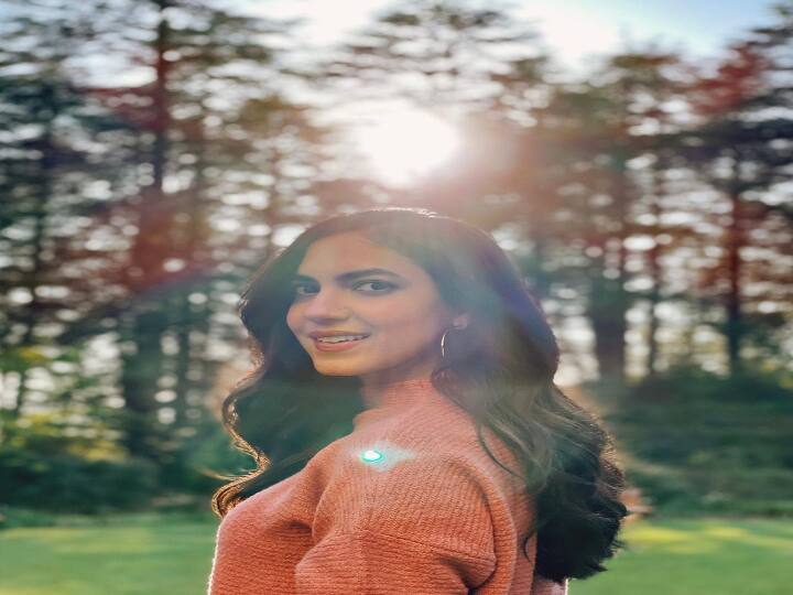 ஷர்வானந்த் மற்றும் நாகா ஷௌரியாவுடன் இணைந்து ‘வருது காவலெனு’ என்கிற ஒரு தமிழ்-தெலுங்கு படத்தில் நடித்துள்ளார்