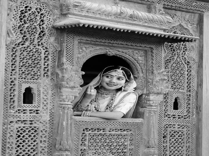 சாய் பல்லவி ஆரம்பத்தில் மிகவும் கூச்ச சுபாவமுள்ள பெண். இருப்பினும், கேமராக்களுக்கு முன்னால் மீண்டும் மீண்டும் தோன்றிய பின்னர் அவரது ஆளுமையானது.