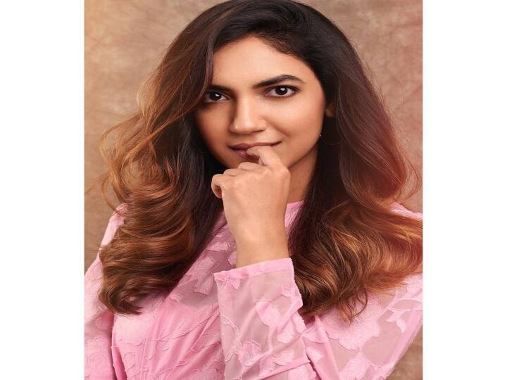 அதிகம் தெலுங்கு படங்களில் காணப்படும் ரிது வர்மா , தனது தெலுங்கு படங்களுக்கு தானே டப்பிங் செய்கிறார்.