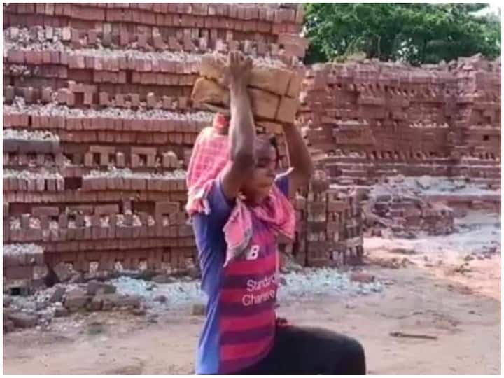 International footballer Sangeeta Kumari forced to work on brick-kiln will get financial help ANN ईंट-भट्ठे पर काम करने को मजबूर झारखंड की अंतर्राष्ट्रीय फुटबॉलर संगीता कुमारी को मिलेगी आर्थिक मदद