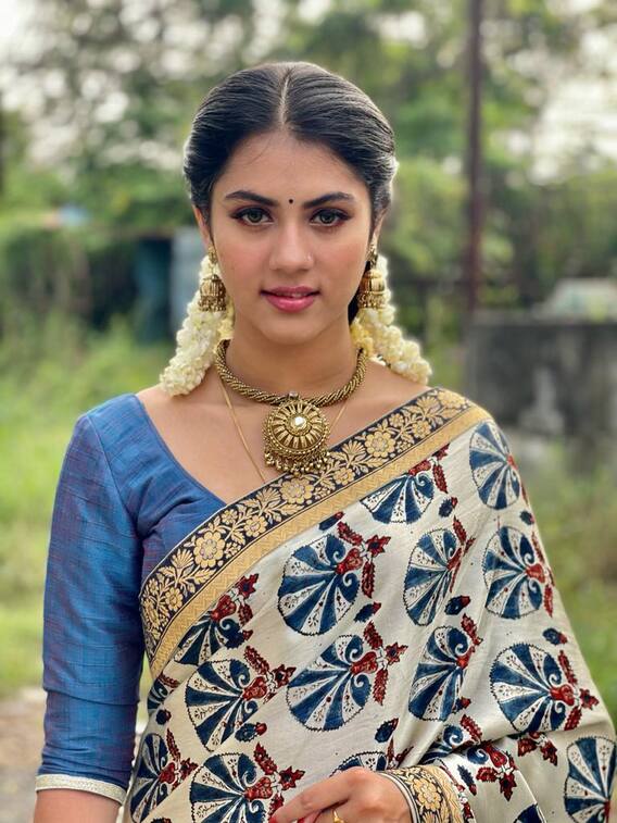 তুমিও ইন্ডাস্ট্রির মেয়ে, বাবা-মা শিখিয়ে দিয়েছে তোমার সঙ্গে বেশি কথা না বলতে, নিজের জীবন নিয়ে অকপট ঋত্বিকা Rittika Sen Pics: অভিনয়ের জন্য স্কুল ছাড়তে বাধ্য ঋত্বিকা শিকার হয়েছিলেন অবসাদের!