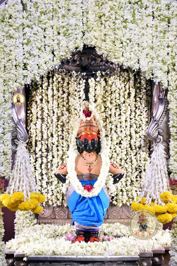 या सुगंधी फुलांच्या सुवासाने विठ्ठल मंदिर दरवळून निघाले असून लॉकडाऊनमुळे भाविकांसाठी मंदिर बंद असले, तरी देवाचे परंपरागत उपचार मात्र सुरु आहेत.