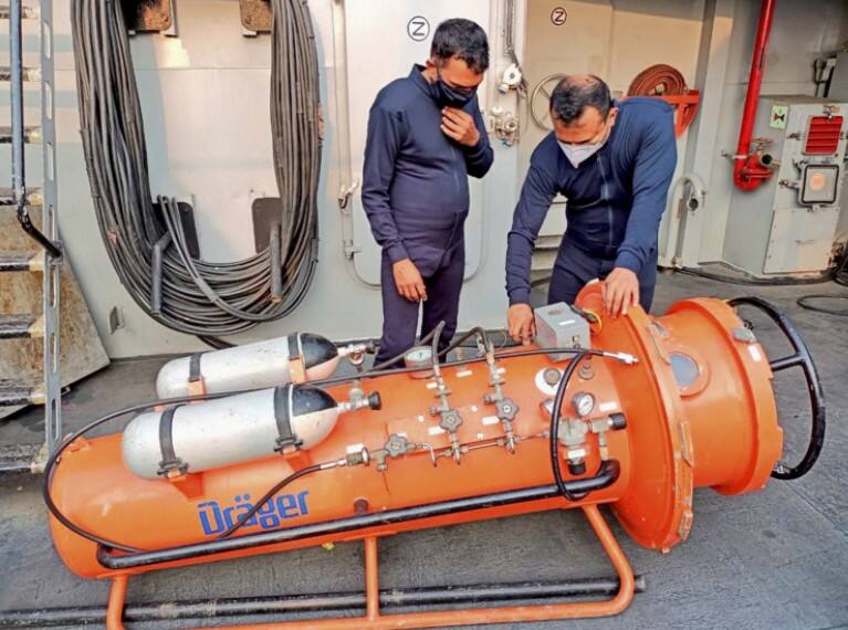 Barge P-305 Update: बार्ज 305 दुर्घटना के बाद रायगड़ से पिछले 24 घंटों में बरामद हुए 8 शव Barge P-305:8 Dead bodies recovered in last 24 hours from Raigad, Maharashtra Barge P-305 Update: बार्ज 305 दुर्घटना के बाद रायगड़ से पिछले 24 घंटों में बरामद हुए 8 शव