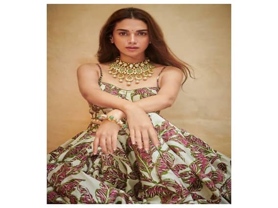 Aditi Rao Hydari :அடடா நான் கவிஞன் உனை பார்த்து கெட்டுப்போன கவிஞன் - அதிதி ராவ் ஹைதாரி Aditi Rao Hydari :அடடா நான் கவிஞன் உனை பார்த்து கெட்டுப்போன கவிஞன் - அதிதி ராவ் ஹைதாரி