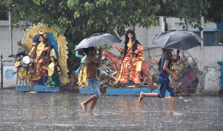 ঝড়ের সময় বাইরে না থেকে নিরাপদ আশ্রয়ে থাকুন। বাড়ির সমস্ত বিদ্যুতির সরঞ্জাম লাইন থেকে বিচ্ছিন্ন করে রাখুন।