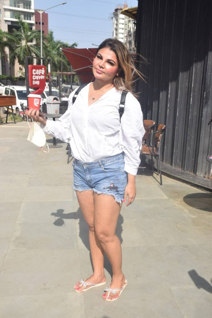 हाथ में कॉफी लिए राखी ने पैपराजी को मास्क हटाकर खूब पोज दिए. वैसे आपको बता दें कि राखी कॉफी की शौकीन हैं और वो अक्सर कॉफी शॉप पर स्पॉट होती रहती हैं. बिग बॉस के घर में भी उन्होंने कॉफी को लेकर खूब हंमागा मचाया था.