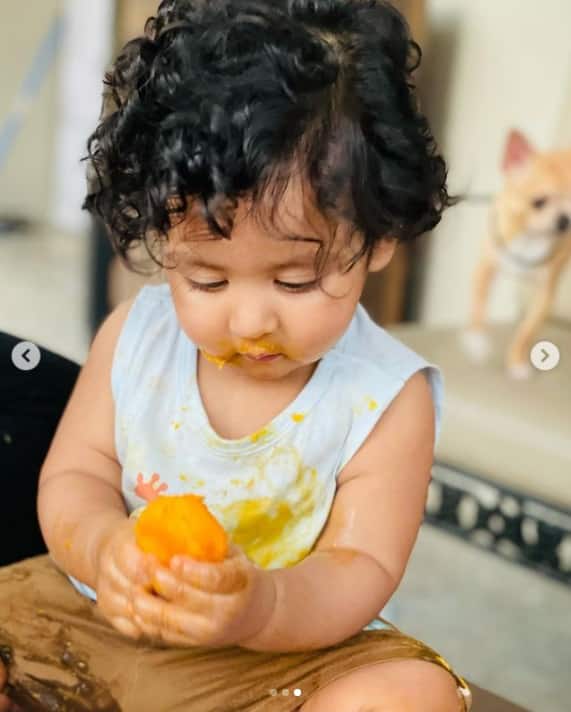 আজ সোশ্যাল মিডিয়ায় ইউভানের কিছু ছবি শেয়ার করেন শুভশ্রী। সেখানে দেখা গিয়েছে, দু হাতে ধরে আম খেতে ব্যস্ত ইউভান। তার মুখে জামায় আম লেগে মাখামাখি।