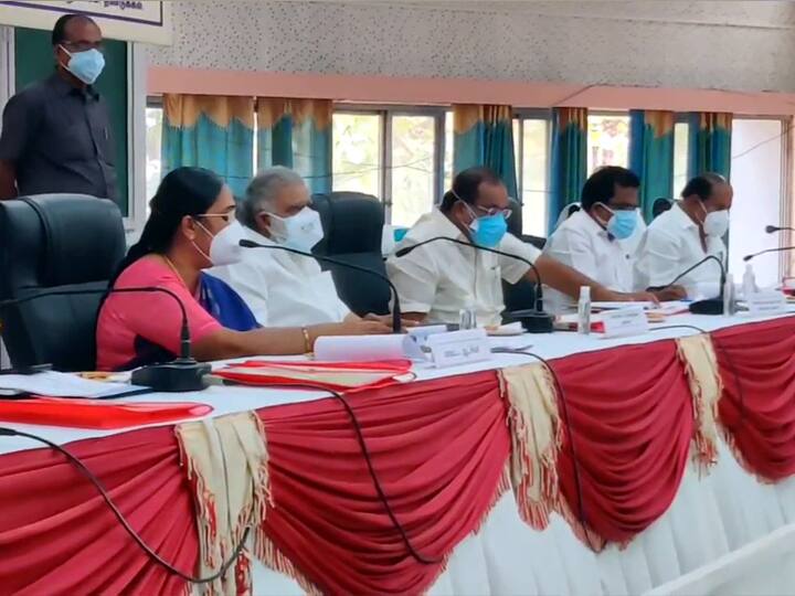 The Corona Prevention Measures Meeting was chaired by Cooperatives Minister I Periyasamy. ”காப்பீட்டுத் திட்ட அட்டை இல்லாதவர்களுக்கு, அட்டை வழங்க உடனடி நடவடிக்கை எடுக்கப்படும்” - கூட்டுறவுத்துறை அமைச்சர்