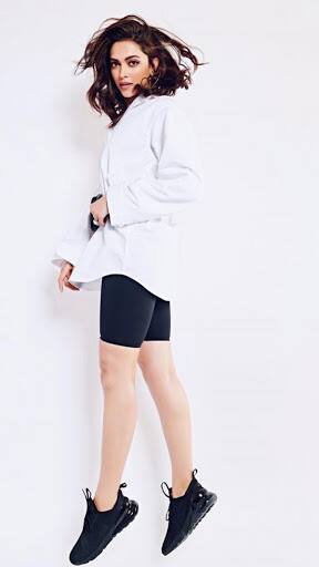 एक ट्रेंडी लुक के लिए दीपिका पादुकोण ने एक सिंपल क्रिस्प व्हाइट ओवरसाइज शर्ट का चुनाव किया, जिसे उन्होंने काले बाइकर शॉर्ट्स के साथ स्टाइल किया था. साथ ही आरामदायक स्नीकर्स ने उनके लुक को परफेक्ट बनाया.