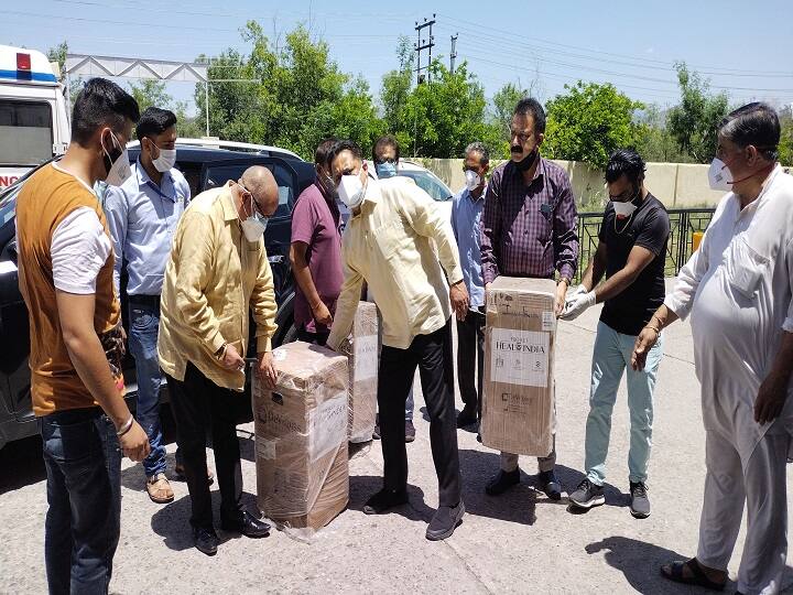 Anupam Kher Foundation donates oxygen concentrators for Covid patients in Jammu ANN जम्मू के अस्पतालों में ऑक्सीजन, वेंटिलेटर और दवाइयों का अभाव, अनुपम खेर फाउंडेशन ने मदद का हाथ बढ़ाया