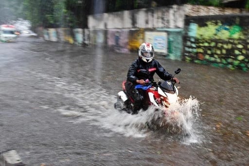 জমা জলে তার পড়ে থাকলে তাতে হাত দেবেন না। ঝড়ের মাঝে বাইরে বেরিয়ে থাকলেও ঝোড়ো গতি বাড়লে কোনও নিরাপদ জায়গায় দাঁড়িয়ে পড়ুন।