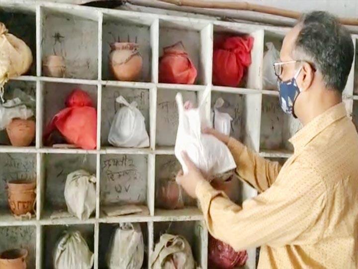 many people ashes left by their relatives in Firozabad Ghats ANN फिरोजाबाद: अपनों के इंतजार में सैकड़ों लोगों की अस्थियां, श्मशान घाट नहीं पहुंच रहे परिजन