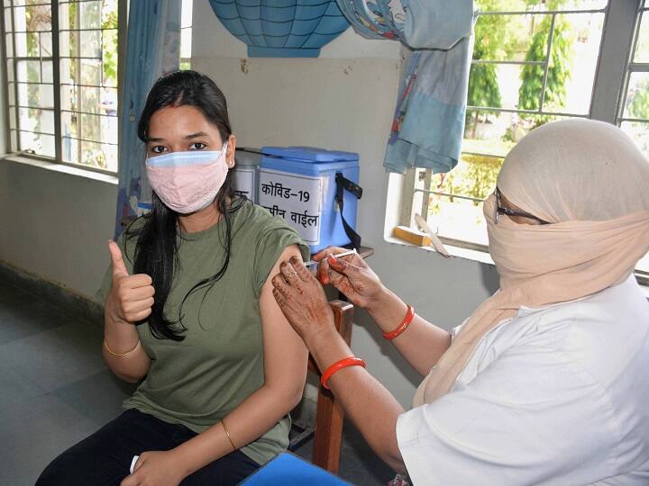 No vaccination for 18-44 in Delhi from Monday Delhi vaccine update : ভ্যাকসিনের অভাব, ১৮-৪৪ বয়সিদের টিকাকরণ বন্ধ দিল্লিতে