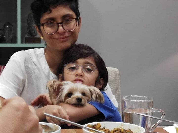 आमिर के घर को देखने के बाद आप भी कहेंगे कि आमिर की पसंद काफी क्लासी और सिंपल है. आमिर खान के घर को देखकर ये भी कहा जा सकता है कि वो जमीन से जुड़े हुए हैं. अपनी इस स्टोरी में हम आपको आमिर के घर की इनसाइड फोटोज दिखा रहे है जो आपको कहीं देखने को नहीं मिलेगी. आमिर खान अपने घर को काफी सिंपल रखते है और उनको उसमें काफी सुकून मिलता है.