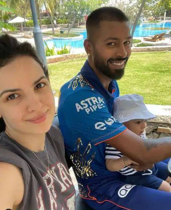 ਨਤਾਸ਼ਾ ਅਤੇ ਹਾਰਦਿਕ ਪਾਂਡਿਆ ਦਾ ਪਿਛਲੇ ਸਾਲ ਵਿਆਹ ਹੋ ਗਿਆ ਸੀ। ਹਾਰਦਿਕ ਨੇ ਇੰਸਟਾਗ੍ਰਾਮ 'ਤੇ ਅਚਾਨਕ ਵਿਆਹ ਦੀਆਂ ਤਸਵੀਰਾਂ ਸ਼ੇਅਰ ਕਰਕੇ ਸਭ ਨੂੰ ਹੈਰਾਨ ਕਰ ਦਿੱਤਾ। ਨਤਾਸ਼ਾ ਨੂੰ ਕਈ ਰਿਐਲਿਟੀ ਸ਼ੋਅਜ਼ 'ਚ ਦੇਖਿਆ ਗਿਆ ਸੀ ਹਾਲਾਂਕਿ ਉਹ ਅਜੇ ਵੀ ਅਦਾਕਾਰੀ ਤੋਂ ਦੂਰ ਹੈ।