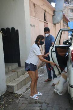 मुबंई में अपने पेट डॉग कैस्पर को लेकर क्लिनिक पहुंचीं मलाइका अरोड़ा, ये तस्वीरें आईं सामने, देखें