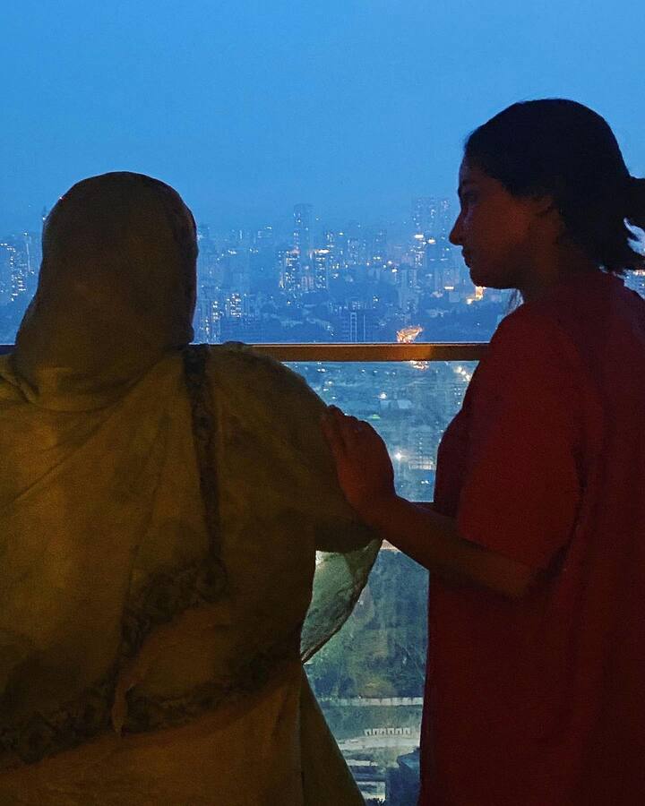 हाल ही में उन्होंने अपनी मां के साथ तस्वीर शेयर की है. जिसमें वो बालकनी में खड़ी नजर आ रही हैं और उनसे बातें कर रही हैं. तस्वीर भले ही नॉर्मल हों लेकिन इन तस्वीरों के साथ हिना ने जो कैप्शन दिया है उसने सभी का ध्यान खींच लिया है. (फोटो - सोशल मीडिया)