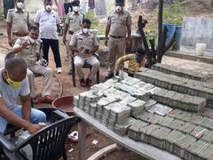 દિલ્હીથી ગુજરાત આવતી કારમાંથી મળ્યાં 500 રૂપિયાની નોટોનાં એટલાં બંડલ કે રૂપિયામાં ગણવામાં આખો દિવસ ગયો, જાણો કેટલા કરોડ ઝડપાયા ?