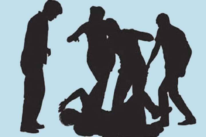 Security personnel Tied 2 Men to Poles, Beaten With Sticks In Chhattisgarh छत्तीसगढ़: चोरी के आरोप में सुरक्षाकर्मियों ने दो लोगों को खंभे से बांधकर पीटा, तीन गिरफ्तार, एक आरोपी फरार