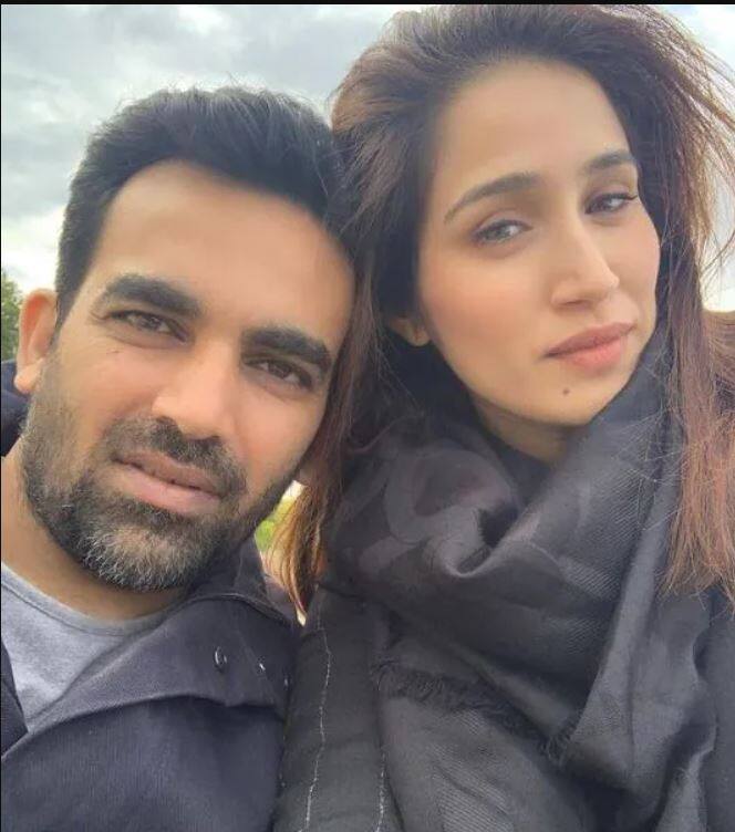 ਜ਼ਹੀਰ ਖਾਨ ਤੇ ਸਾਗਰਿਕਾ ਘਾਟਗੇ ਨੇ ਸਾਲ 2017 'ਚ ਵਿਆਹ ਕਰਵਾ ਲਿਆ ਸੀ। ਦੋਵੇਂ ਕਾਫ਼ੀ ਸਮੇਂ ਤੋਂ ਇਕ ਦੂਜੇ ਨੂੰ ਡੇਟ ਕਰ ਰਹੇ ਸੀ। ਇਸ ਦਾ ਸਿੱਧਾ ਅਸਰ ਸਾਗਰਿਕਾ ਦੇ ਕਰੀਅਰ 'ਤੇ ਪਿਆ ਤੇ ਉਸ ਤੋਂ ਬਾਅਦ ਉਹ ਕਦੇ ਵੀ ਪਰਦੇ 'ਤੇ ਨਜ਼ਰ ਨਹੀਂ ਆਈਆਂ।