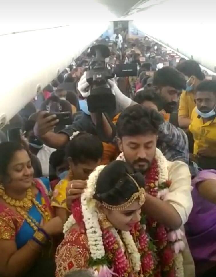 Couple Ties Knot On Flight: Couple ties knot on-board chartered flight Madurai Tamil Nadu relatives guests on same flight SpiceJet Tamil Nadu Couple Gets Hitched In Flight Mode, DGCA Initiates Inquiry After Pics Go Viral