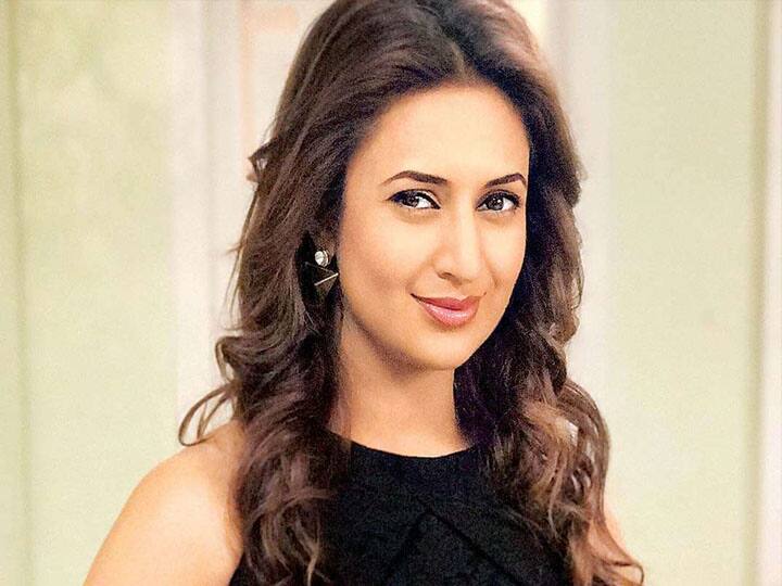 इन दिनों दिव्यांका त्रिपाठी केपटाउन में आने वाले शो खतरों के खिलाड़ी की शूटिंग में काफी बिजी है. इस शो में वो स्टंट करते हुए जल्द ही दिखाई देंगी. मीडिया रिपोर्ट की मानें तो दिव्यांका त्रिपाठी टीवी एक्ट्रेस बनने से पहले आर्मी ऑफिसर बनकर अपना करियर बनना चाहती थीं. लेकिन किस्मत को कुछ और ही मंजूर था.