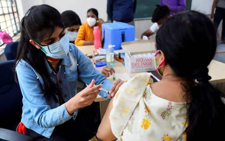 Rajasthan government over the difference in prices of Corona vaccine prepares to knock the door of the Supreme Court ann कोरोना वैक्सीन के अलग-अलग दामों को लेकर राजस्थान सरकार में गुस्सा, सुप्रीम कोर्ट का दरवाजा खटखटाने की तैयारी में जुटी