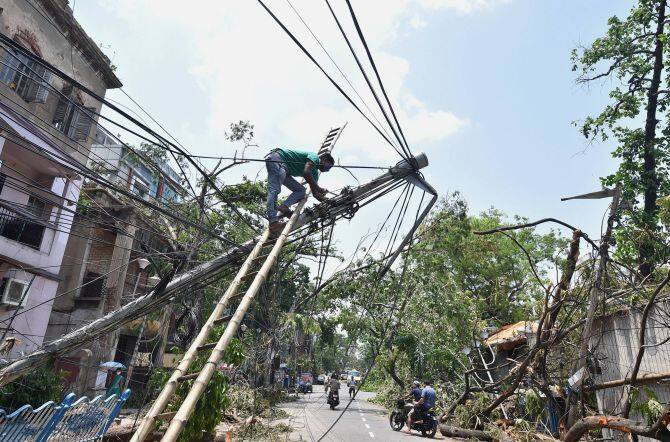 বিদ্যুতের লাইনের ওপর গাছ পড়লে সেটা নিজেরা কাটবেন না। খোঁজ দিন বিদ্যুৎ দফতরে। দাঁড়াবেন না বৈদ্যুতিক খুঁটির কাছে।
