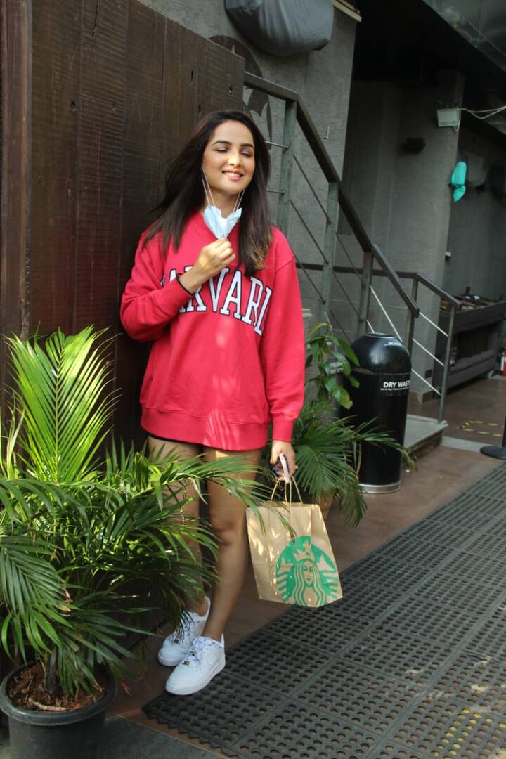 वहीं सोशल मीडिया पर जैस्मिन के इस लुक को खूब पसंद किया जा रहा है. एक फैंस ने उनकी तस्वीरों पर कमेंट भी किया है जिसमें उन्होंने एक गाने की लाइन लिखी है- अकेली ना बाजार जाया करो नजर लग जाएगी.